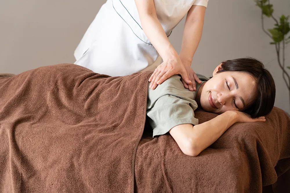 整体施術を受ける女性