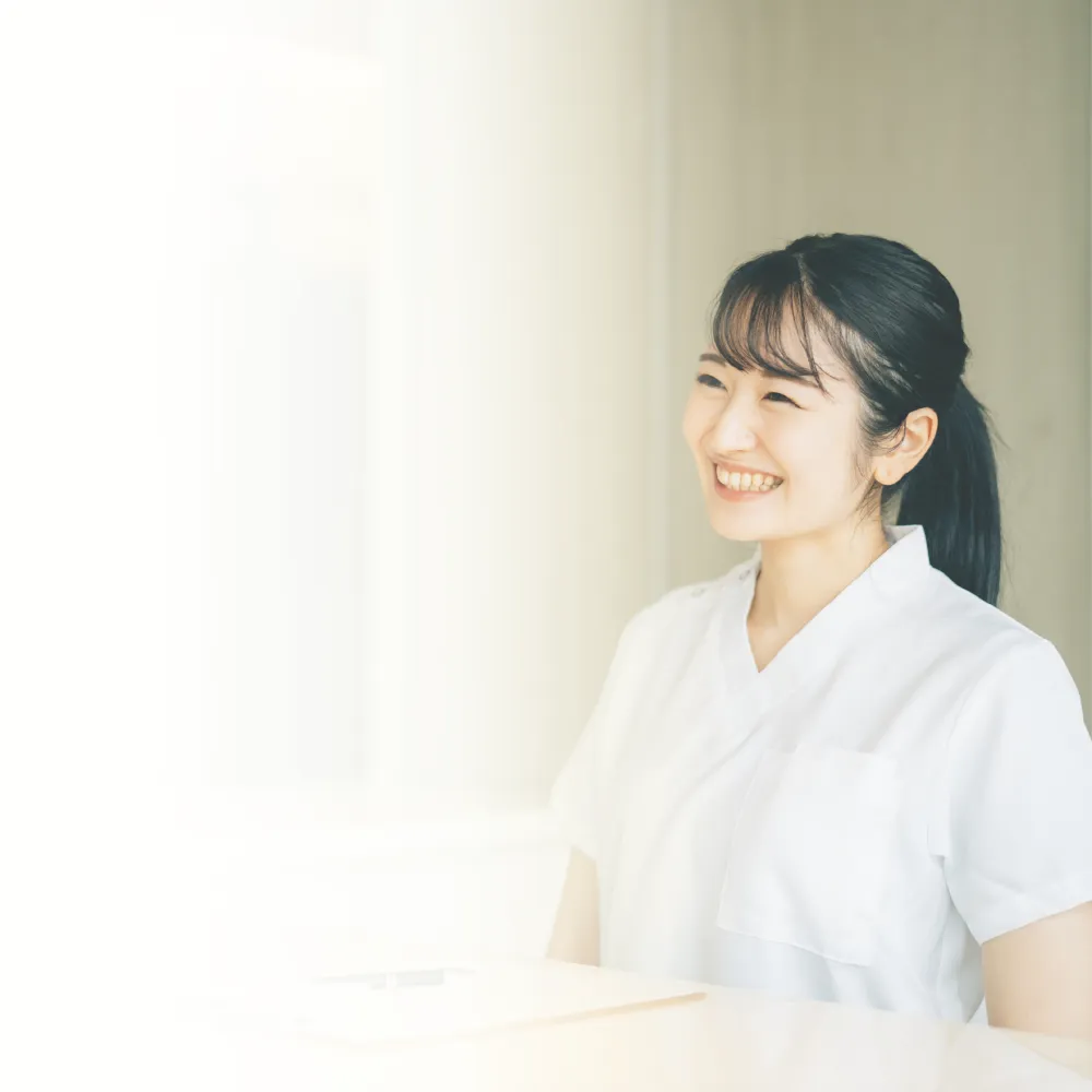 整体施術を行う笑顔の女性