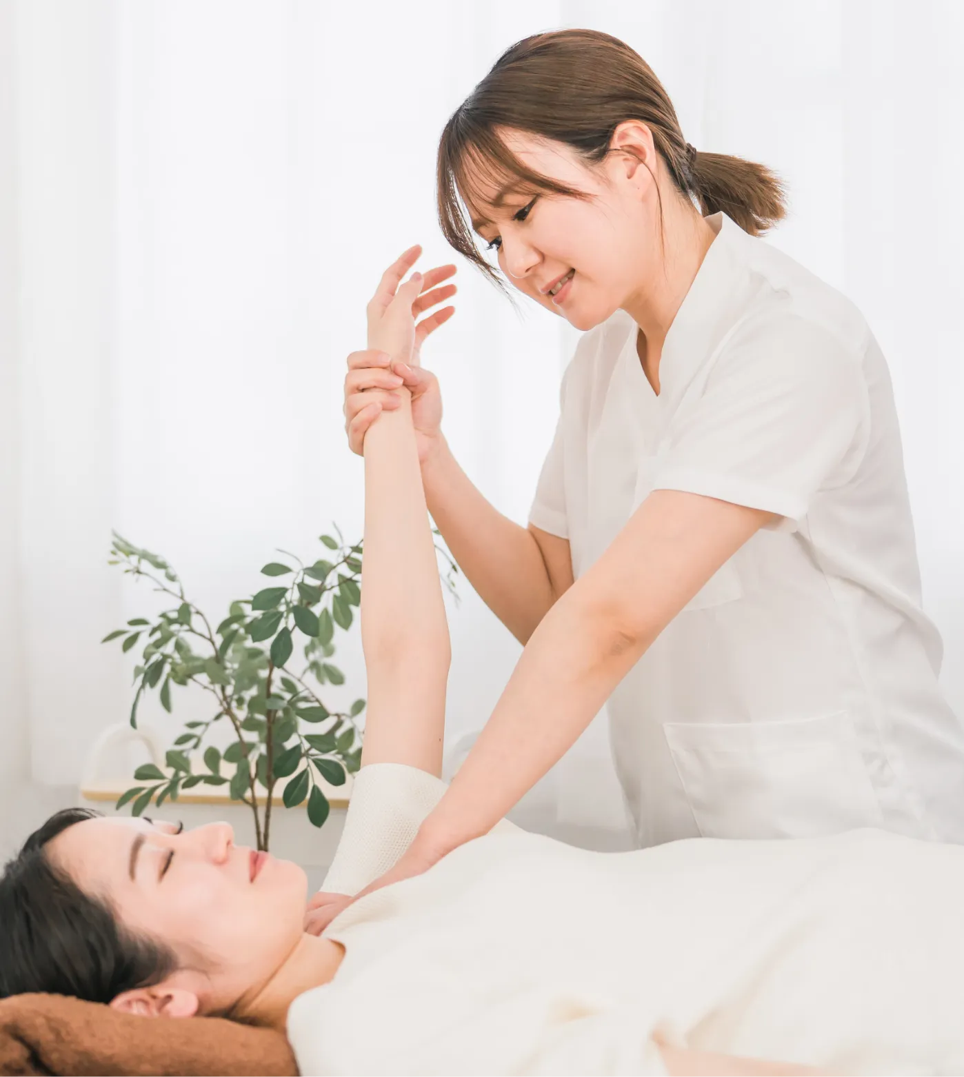 整体施術を行う女性整体師