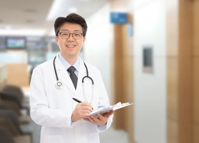 笑顔の男性医師