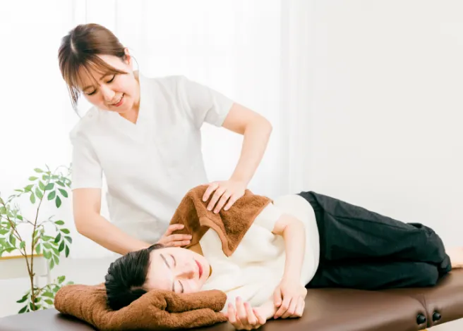 整体施術を行う女性整体師